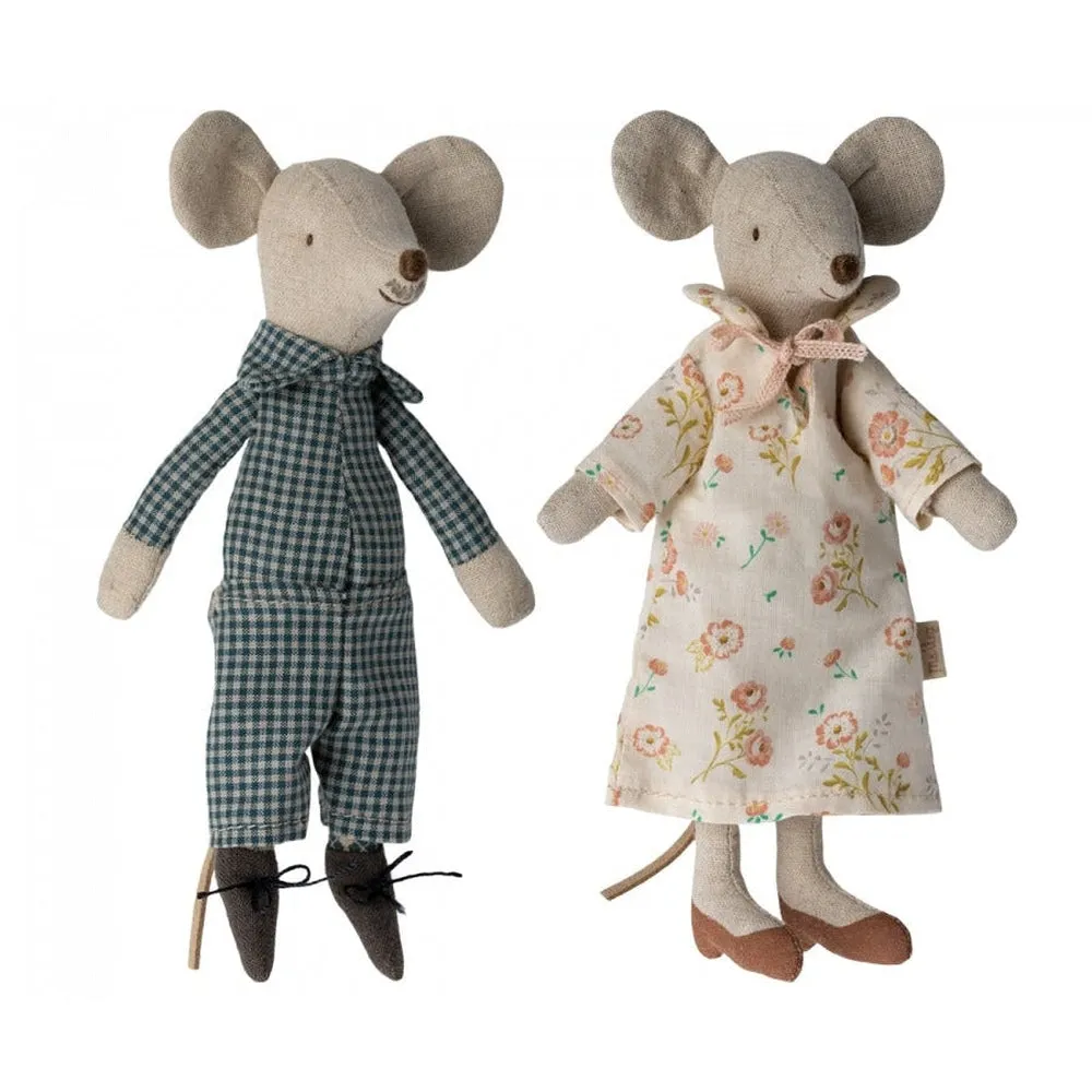 Maileg grandma and grandpa mice in cigar box